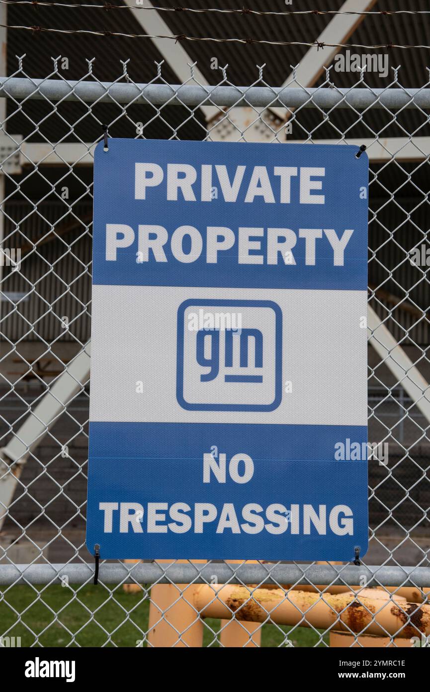 Cartello con la scritta "private property" presso General Motors su Stevenson Road South a Oshawa, Ontario, Canada Foto Stock