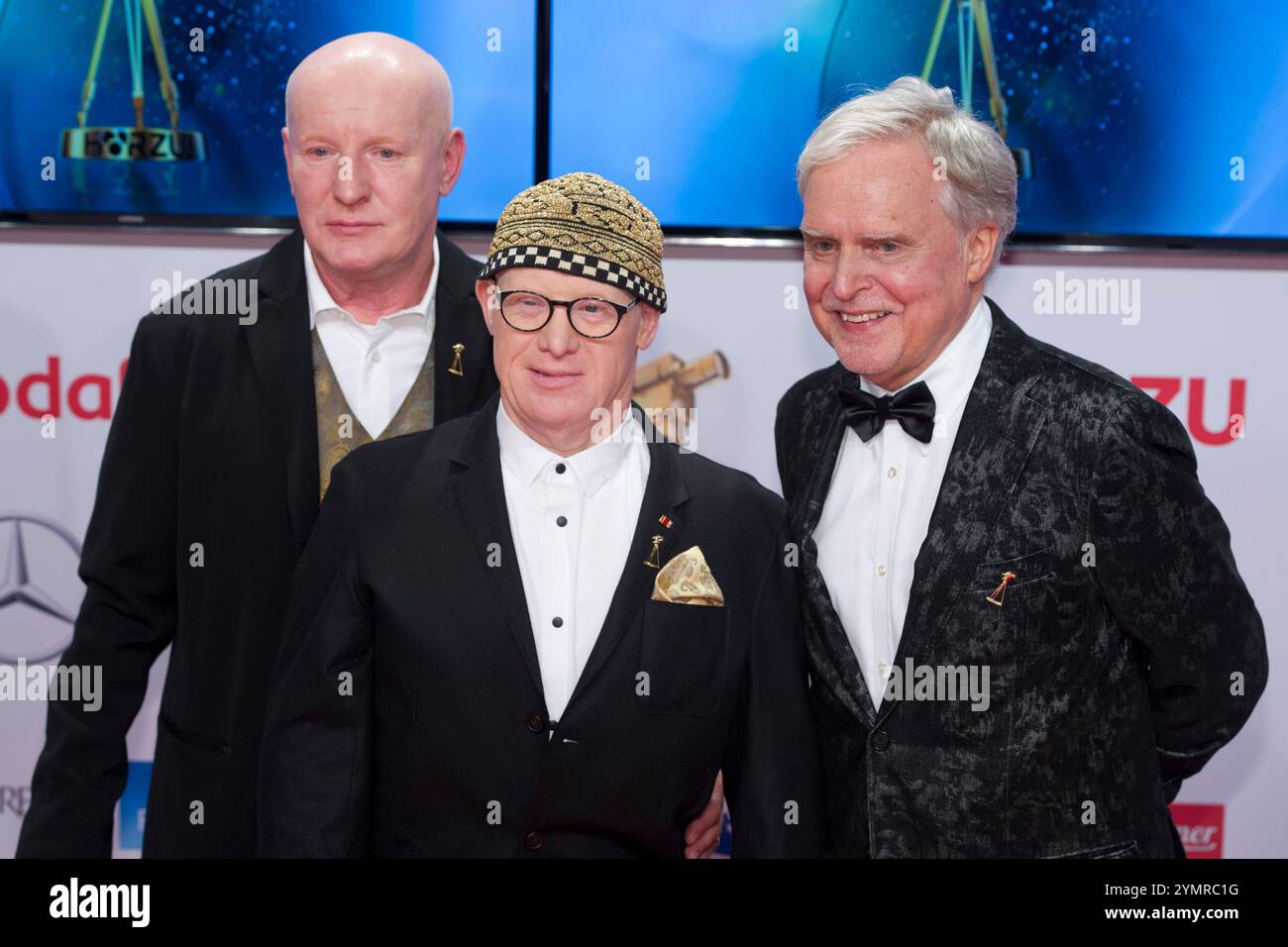 Amburgo, Germania. 27 febbraio 2015. FOTO D'ARCHIVIO: L'attore Bobby BREDELOW è morto all'età di 63 anni, da sinistra: GERD Brederlow, Bobby Rolf Brederlow, attore, e Udo Brederlow Red Carpet, Red Carpet Show, arrivo, la cerimonia di premiazione della 50a Golden camera, il premio cinematografico e televisivo della rivista Hoerzu ad Amburgo, Germania, il 27 febbraio 2017. Credito: dpa/Alamy Live News Foto Stock