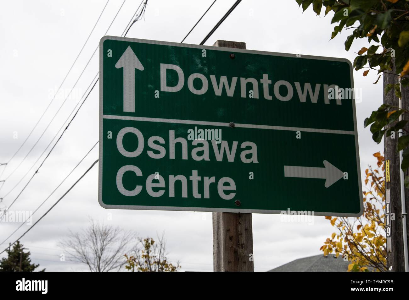 Indicazioni stradali per il centro città su King Street West a Oshawa, Ontario, Canada Foto Stock