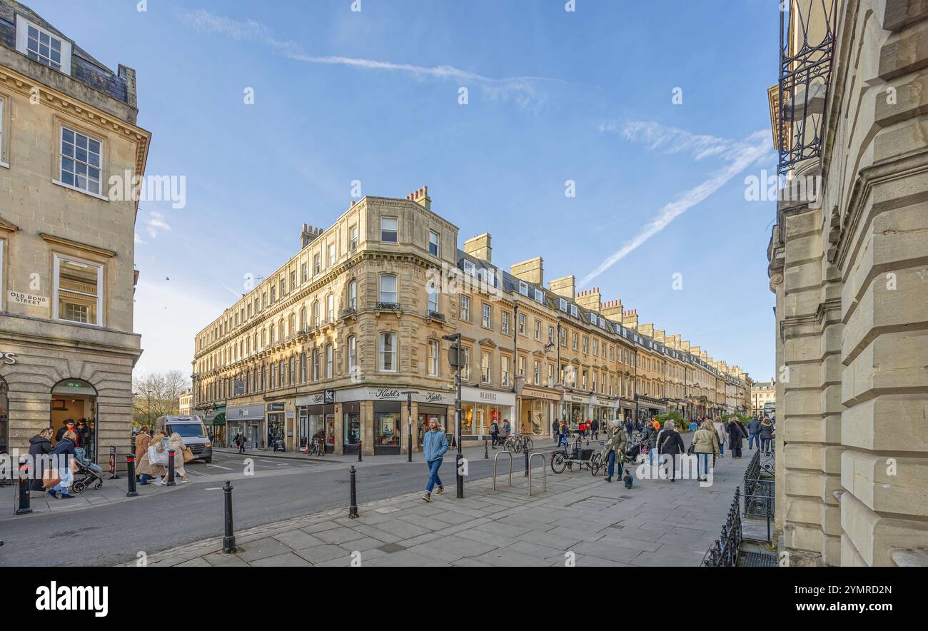 Incrocio tra Old Bond Street, Milsom Street e Quiet Street a Bath, Regno Unito, la sera del tramonto del 22 novembre 2024 Foto Stock