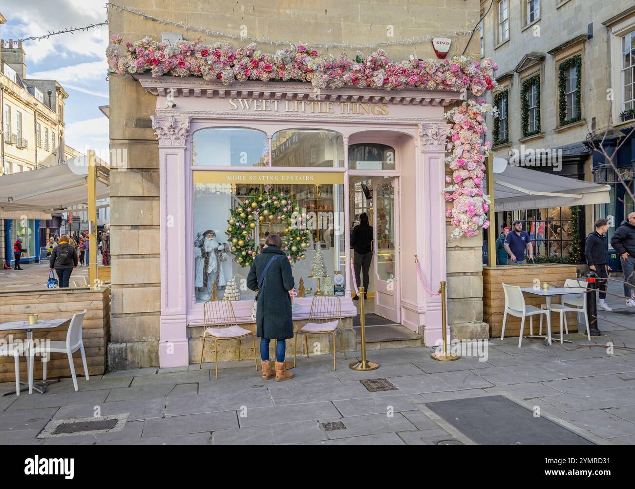 Caffè Sweet Little Things adornato con fiori rosa e corona di Natale a Bath, Regno Unito, il 22 novembre 2024 Foto Stock