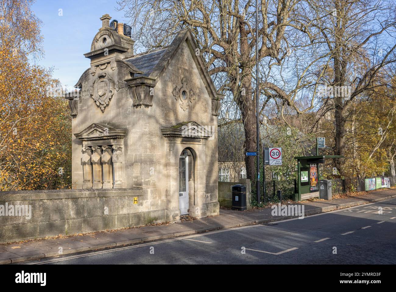 La storica Toll House su North Parade Road, Bath, Regno Unito, il 22 novembre 2024 Foto Stock