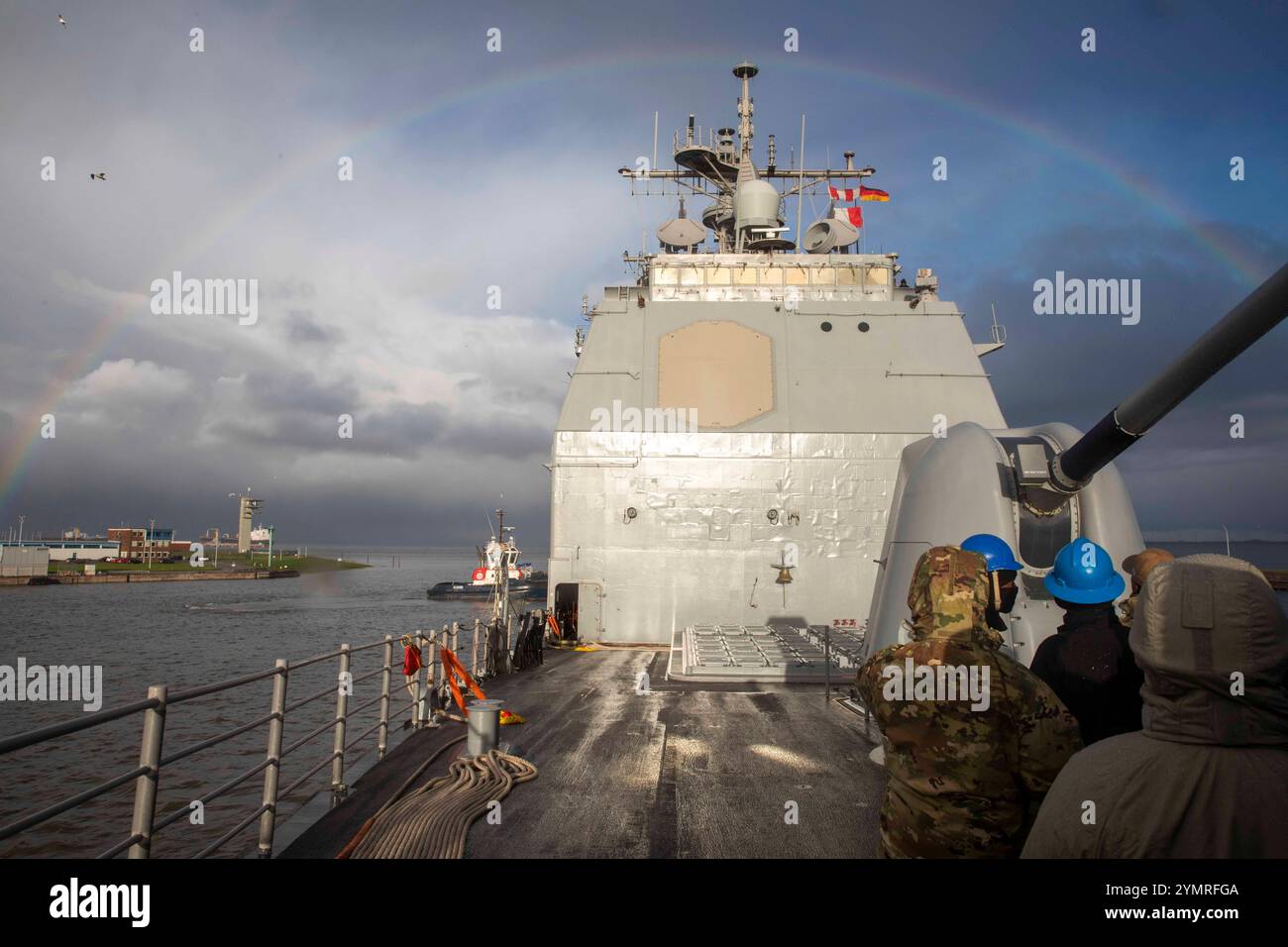 1035 WILHELMSHAVEN, Germania (18 novembre 2024) l'incrociatore missilistico guidato classe Ticonderoga USS Gettysburg (CG 64) si dirige a Wilhelmshaven, Germania, per una visita al porto regolarmente programmata, il 18 novembre. Gettysburg, assegnata al Harry S. Truman Carrier Strike Group (HSTCSG), è in uno spiegamento programmato nella sesta area di operazioni della flotta statunitense a supporto delle forze navali USA Europa-Africa per difendere gli interessi degli Stati Uniti, degli Alleati e dei partner. (Foto della Marina degli Stati Uniti di Kaitlin Young, specialista della comunicazione di massa di seconda classe) Foto Stock