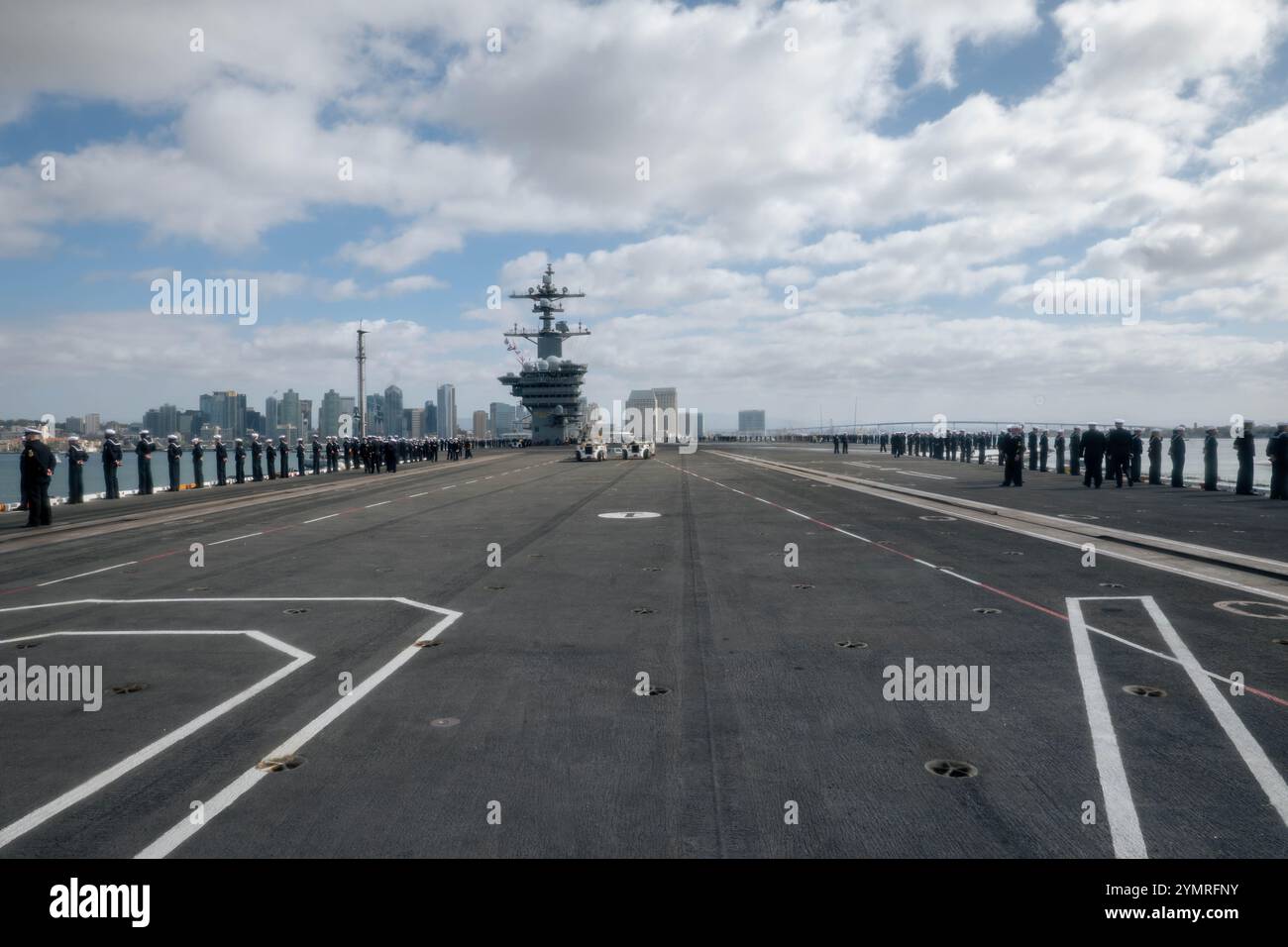 241118-N-TY704-1253 SAN DIEGO (18 novembre 2024) i marinai a bordo della portaerei classe Nimitz USS Carl Vinson (CVN 70) trasportano le rotaie sul ponte di volo mentre la nave entra nella zona operativa della terza flotta degli Stati Uniti. Come parte integrante della flotta del Pacifico degli Stati Uniti, la terza flotta degli Stati Uniti gestisce le forze navali nell'Indo-Pacifico oltre a fornire un addestramento realistico e pertinente necessario per eseguire in modo impeccabile i ruoli senza tempo della nostra Marina di controllo marittimo e proiezione di potenza. La terza flotta statunitense lavora in stretto coordinamento con altre flotte numerate per fornire ai comandanti forze capaci e pronte a deplo Foto Stock