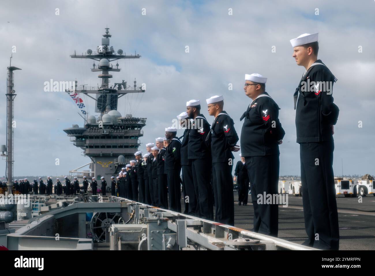 241118-N-TY704-1148 SAN DIEGO (18 novembre 2024) i marinai a bordo della portaerei classe Nimitz USS Carl Vinson (CVN 70) trasportano le rotaie sul ponte di volo mentre la nave entra nella zona operativa della terza flotta degli Stati Uniti. Come parte integrante della flotta del Pacifico degli Stati Uniti, la terza flotta degli Stati Uniti gestisce le forze navali nell'Indo-Pacifico oltre a fornire un addestramento realistico e pertinente necessario per eseguire in modo impeccabile i ruoli senza tempo della nostra Marina di controllo marittimo e proiezione di potenza. La terza flotta statunitense lavora in stretto coordinamento con altre flotte numerate per fornire ai comandanti forze capaci e pronte a deplo Foto Stock