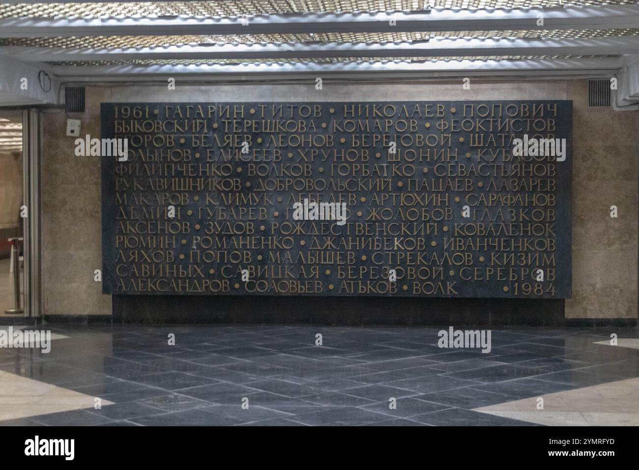 Tashkent, Uzbekistan, targa commemorativa all'interno della stazione della metropolitana di Kosmonavtlar Foto Stock