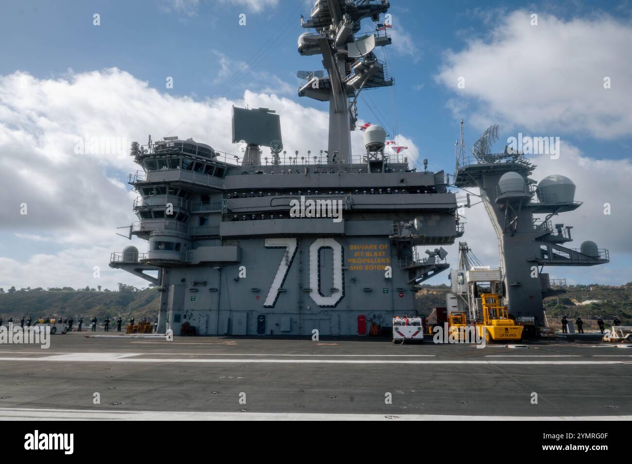 241118-N-TY704-1400 SAN DIEGO (18 novembre 2024) i marinai a bordo della portaerei classe Nimitz USS Carl Vinson (CVN 70) trasportano le rotaie sul ponte di volo mentre la nave entra nella zona operativa della terza flotta degli Stati Uniti. Come parte integrante della flotta del Pacifico degli Stati Uniti, la terza flotta degli Stati Uniti gestisce le forze navali nell'Indo-Pacifico oltre a fornire un addestramento realistico e pertinente necessario per eseguire in modo impeccabile i ruoli senza tempo della nostra Marina di controllo marittimo e proiezione di potenza. La terza flotta statunitense lavora in stretto coordinamento con altre flotte numerate per fornire ai comandanti forze capaci e pronte a deplo Foto Stock