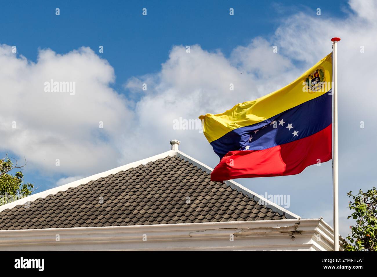 La bandiera venezuelana vola sull'edificio del consolato chiuso. Plaza Mundo Merced, Willemstad, Curacao, Kòrsou Foto Stock