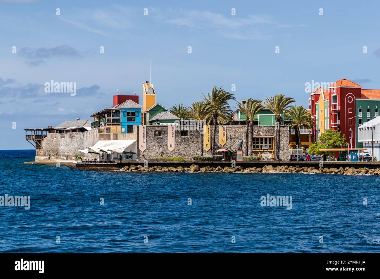 Fondato nel 1828, questo ex forte è un centro commerciale sul lungomare con cortile, negozi e bar/ristoranti. John F. Kennedy Boulevard, Willemstad, Curacao, Kòrsou Foto Stock