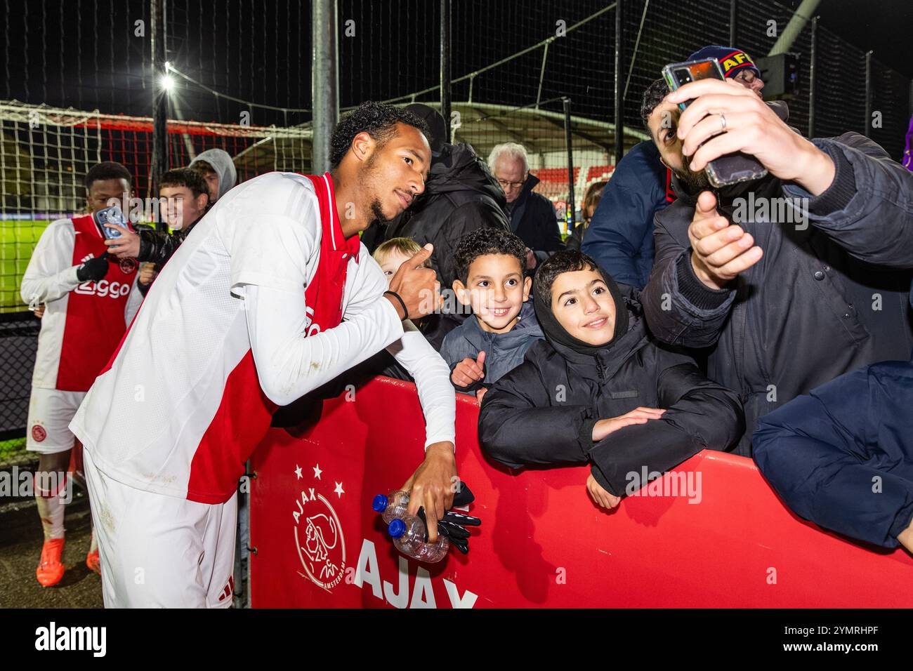 AMSTERDAM, 22-11-2024, Sportpark De Toekomst, calcio olandese Keuken Kampioen Divisie, stagione 2024/2025. Partita tra Jong Ajax - Telstar. Il giocatore di Jong Ajax Kayden Wolff scatta foto con i sostenitori dell'Ajax dopo la partita (punteggio finale 3-0). Crediti: Pro Shots/Alamy Live News Foto Stock