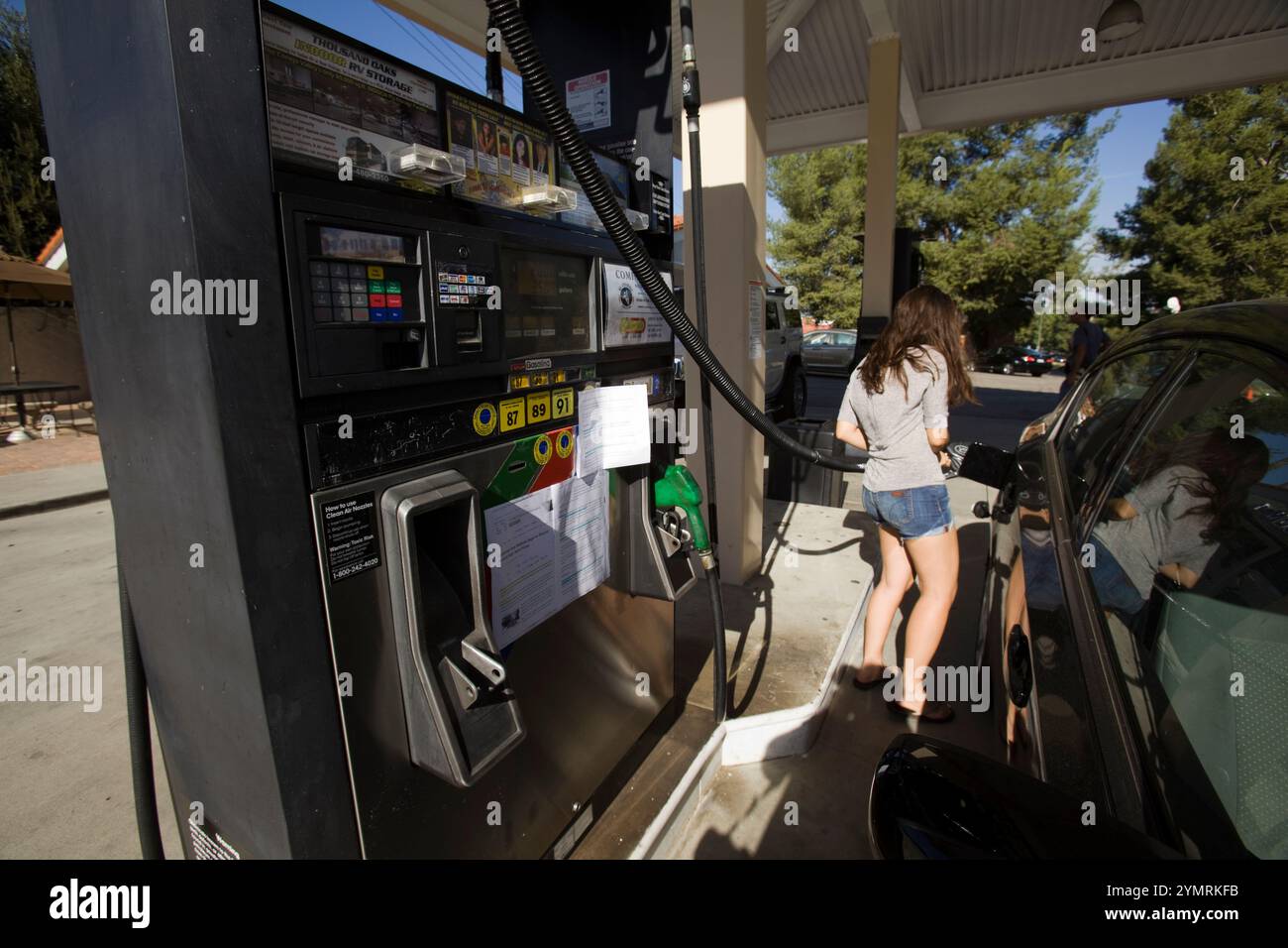 I prezzi del gas raggiungono quasi 6,00 dollari per gallone alla stazione di servizio Low P a Calabasas, CALIFORNIA, un sobborgo popolato di Los Angeles. Una carenza di carburante ed estremamente alta Foto Stock