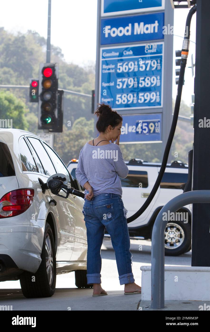 I prezzi del gas raggiungono quasi 6,00 dollari per gallone alla stazione di servizio Low P a Calabasas, CALIFORNIA, un sobborgo popolato di Los Angeles. Una carenza di carburante ed estremamente alta Foto Stock