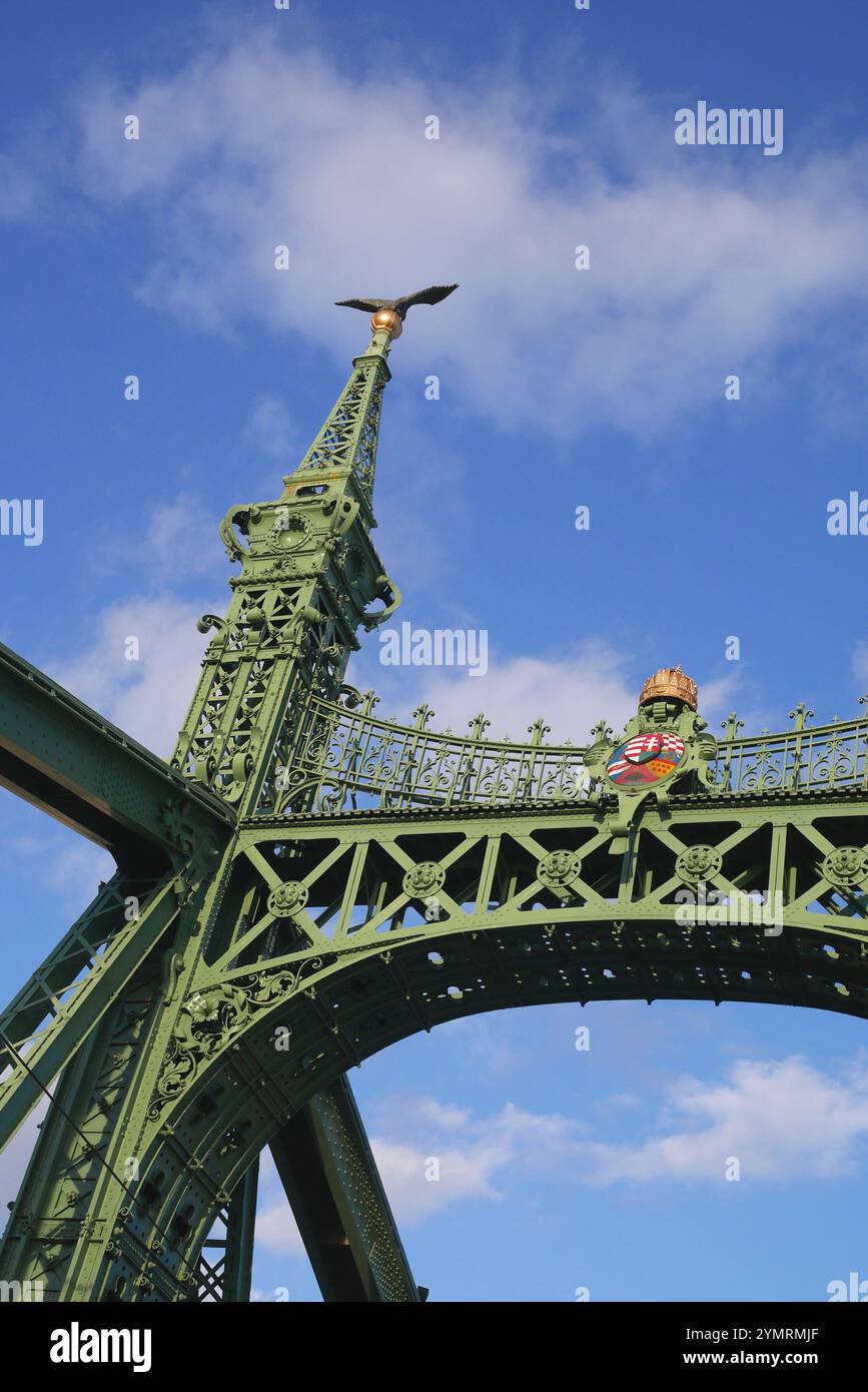 Szabadsag si nascose, il Ponte della libertà, con turul e stemma ungherese, che attraversa il Danubio, Budapest, Ungheria Foto Stock