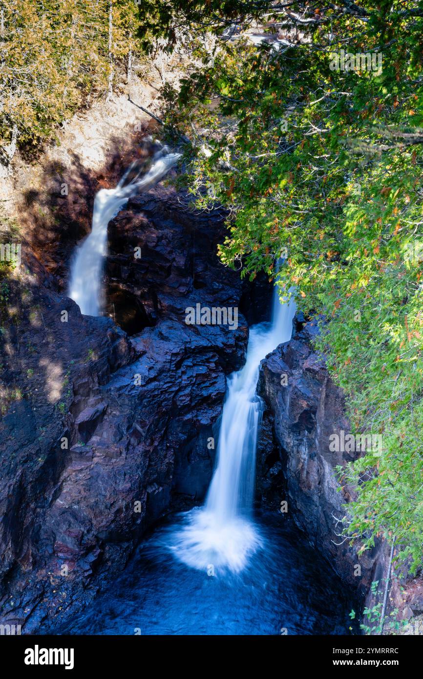 Cascate del devil's Kettle sul fiume Brule, CR Magney State Park, vicino a Grand Marais, Minnesota, Stati Uniti. Foto Stock