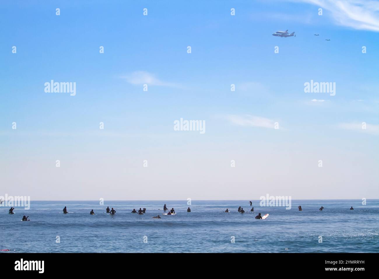 La navetta Endeavor vola sopra Malibu Beach in cima a un 747 modificato sul suo ultimo volo per Los Angeles, dove sarà ritirato. Foto Stock