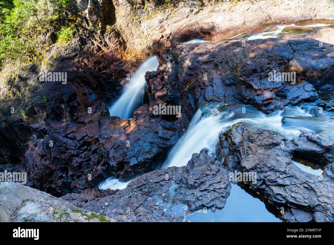 Cascate del devil's Kettle sul fiume Brule, CR Magney State Park, vicino a Grand Marais, Minnesota, Stati Uniti. Foto Stock