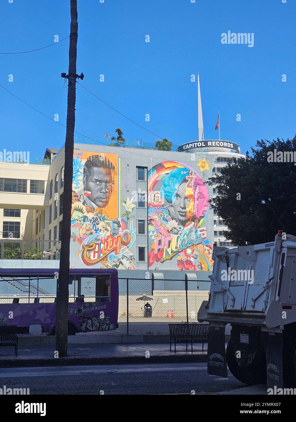Scene urbane di Hollywood con edifici iconici, murali colorati e vivace vita di strada. Perfetto per i temi dell'esplorazione della città e di Los Angele - Immagine stock catturata con smartphone
