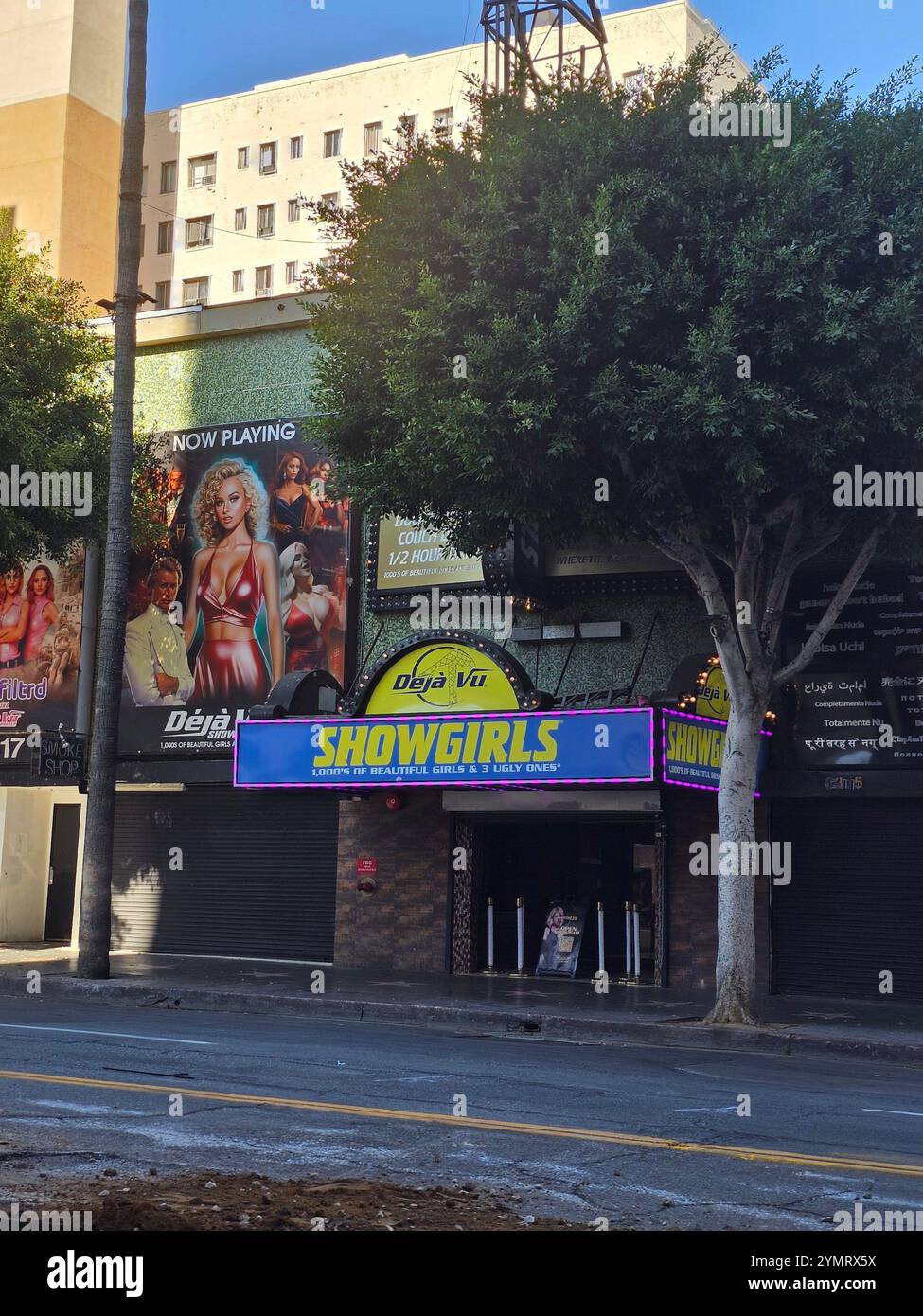 Scene urbane di Hollywood con edifici iconici, murali colorati e vivace vita di strada. Perfetto per i temi dell'esplorazione della città e di Los Angele - Immagine stock catturata con smartphone