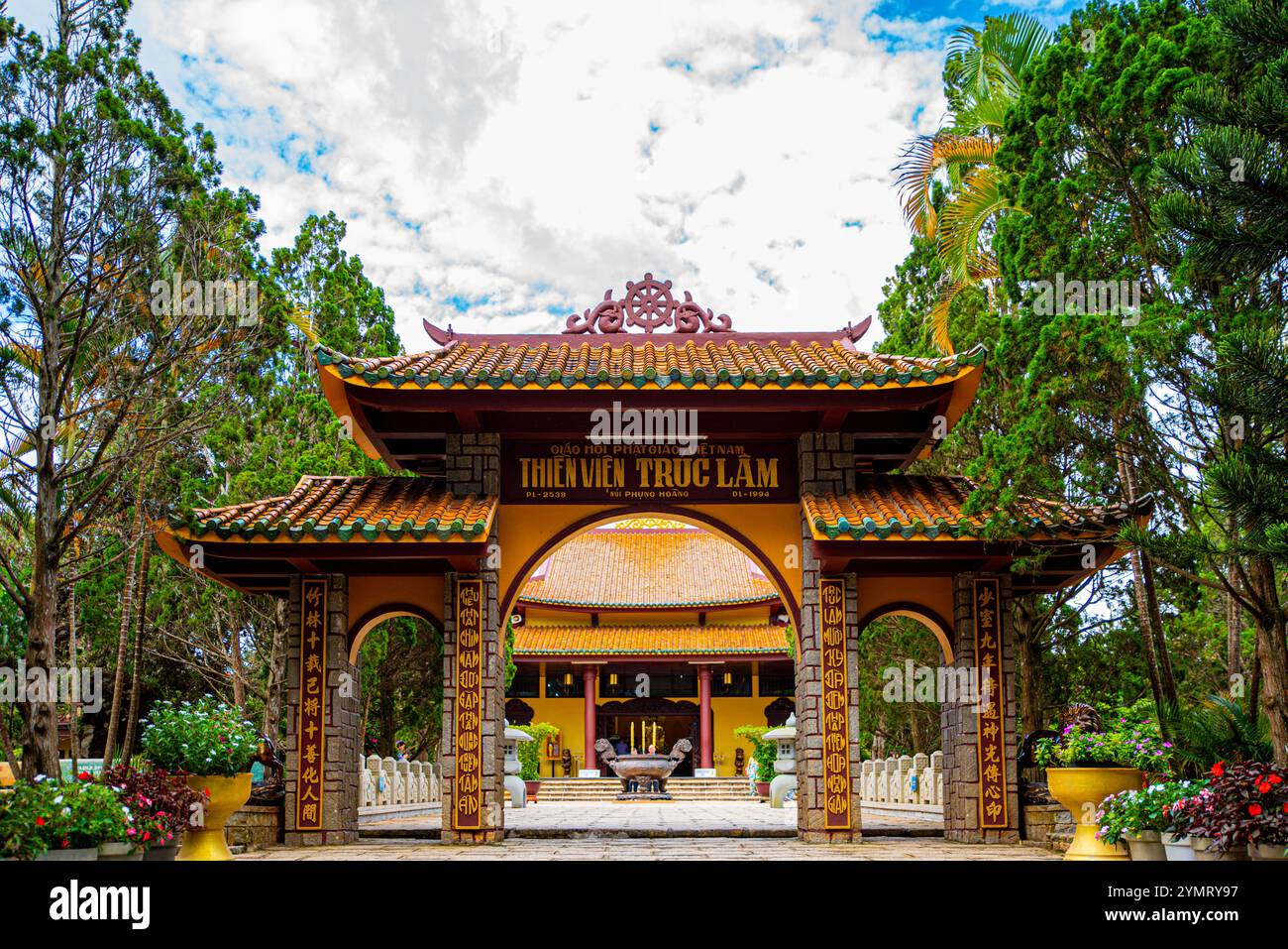 La porta del tempio buddista di da Lat, Vietnam Foto Stock