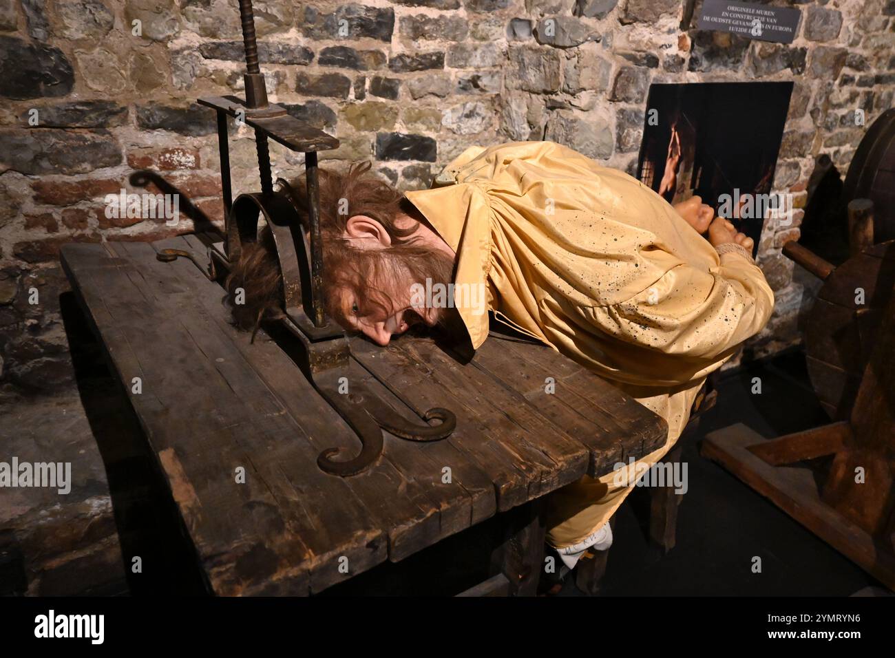 Dispositivo Crusher su un manichino all'interno del Museo delle torture Oude Steen (Musée de la torture) - Bruges, Belgio - 21 ottobre 2024 Foto Stock
