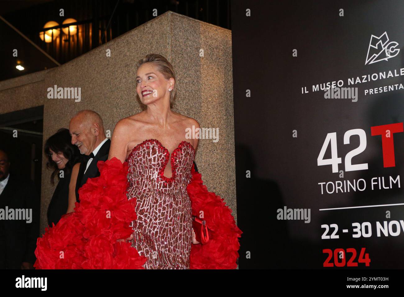 Torino, Italia. 22 novembre 2024. Sharon Stone partecipa al Red carpet della cerimonia di apertura del 42° Torino Film Festival al Teatro Regio di Torino. Credito: SOPA Images Limited/Alamy Live News Foto Stock