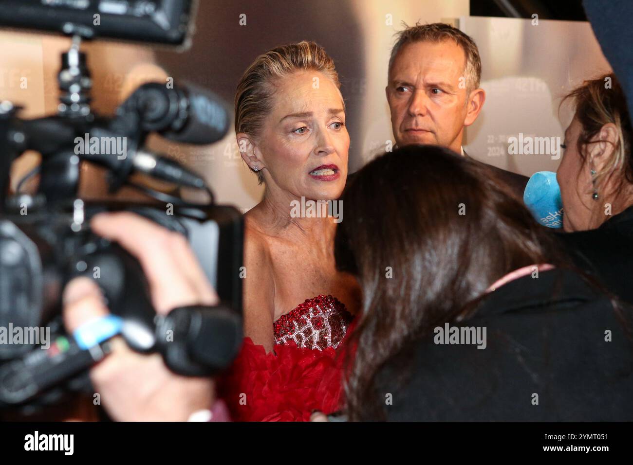 Torino, Italia. 22 novembre 2024. Sharon Stone partecipa al Red carpet della cerimonia di apertura del 42° Torino Film Festival al Teatro Regio di Torino. Credito: SOPA Images Limited/Alamy Live News Foto Stock