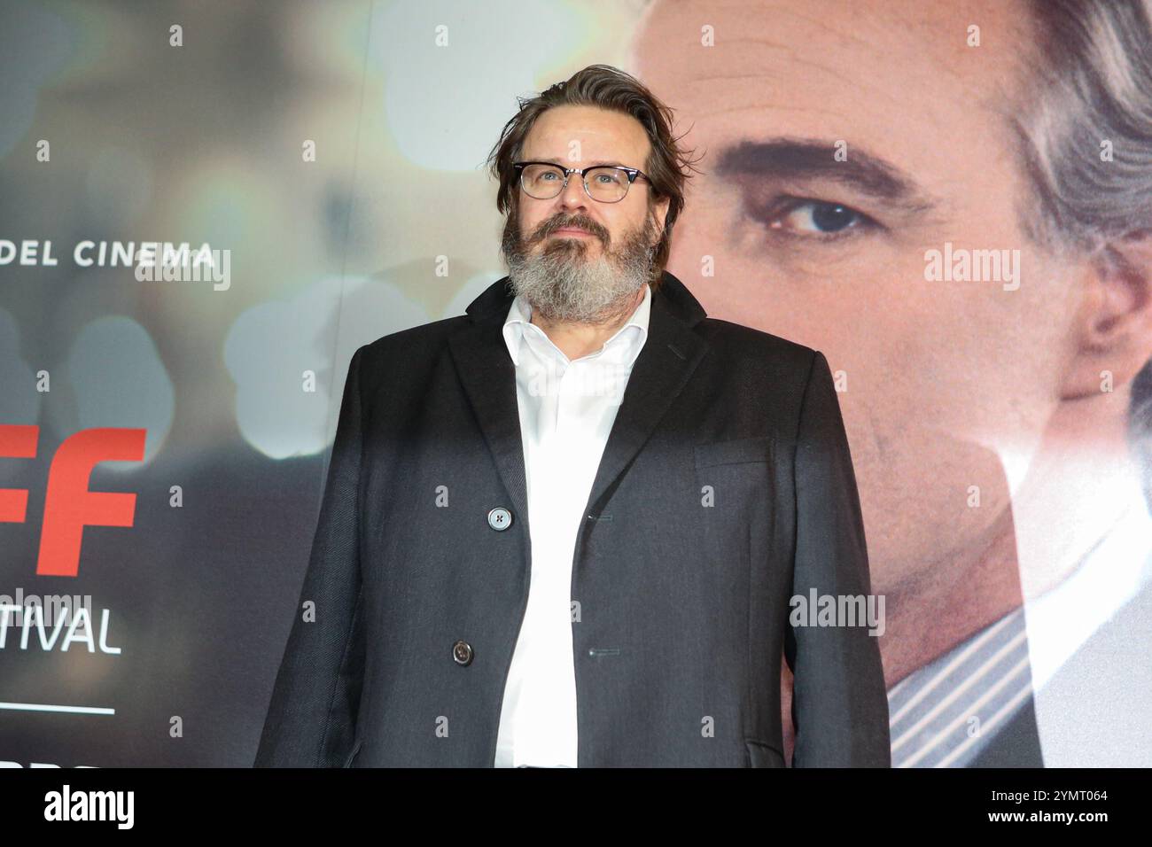 Torino, Italia. 22 novembre 2024. Giuseppe Battiston partecipa al Red carpet della cerimonia di apertura del 42° Torino Film Festival al Teatro Regio di Torino. (Foto di Elena Vizzoca/SOPA Images/Sipa USA) credito: SIPA USA/Alamy Live News Foto Stock
