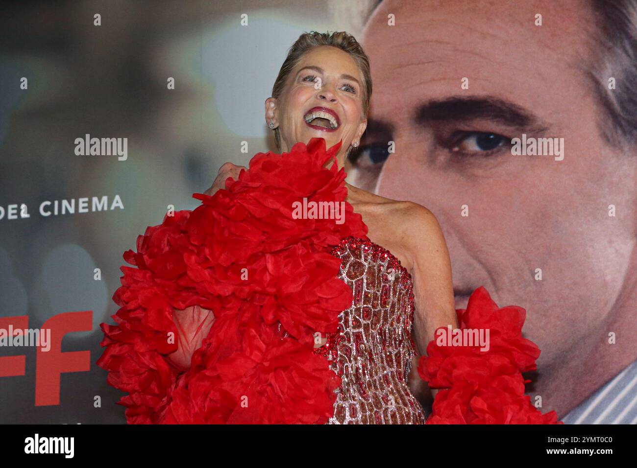 Torino, Italia. 22 novembre 2024. Sharon Stone partecipa al Red carpet della cerimonia di apertura del 42° Torino Film Festival al Teatro Regio di Torino. (Foto di Elena Vizzoca/SOPA Images/Sipa USA) credito: SIPA USA/Alamy Live News Foto Stock