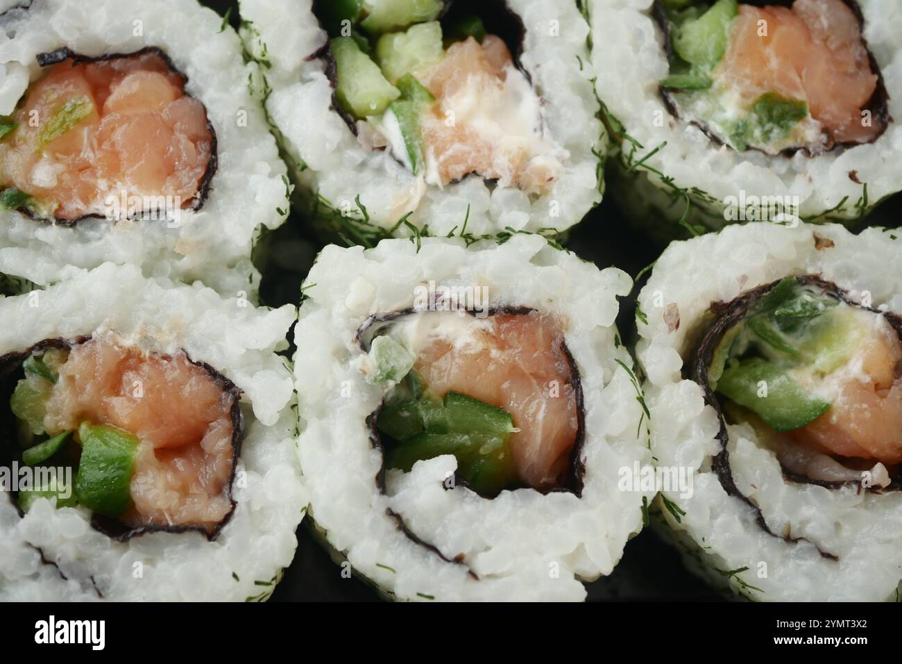 Concediti un delizioso piatto di sushi assortito con salmone fresco e deliziosi involtini Veggie Foto Stock