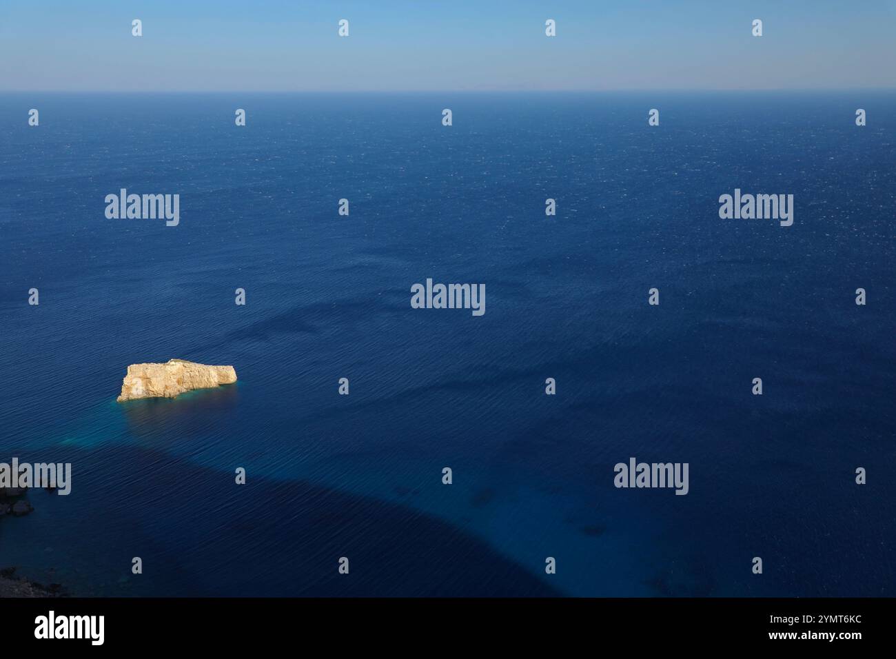 Il mare Mediterraneo è visibile dal monastero di Hozoviotissa ad Amorgos, in Grecia. Una tranquilla isola delle Cicladi mal servita dai traghetti e trascurata dai turisti fino alla fine degli anni '1980, l'isola greca di Amorgos divenne molto popolare tra i turisti dal 1988 in poi. Quell'anno, è stato distribuito il film francese The Big Blue (le Grand Bleu), diretto da Luc Besson. Vendette 9,2 milioni di biglietti e divenne il film più venduto dell'anno al botteghino francese. Girato su Amorgos, ha dato all'isola una grande pubblicità. Nel 2021, 80.400 turisti hanno visitato questa piccola isola di 2.500 abitanti. Foto Stock