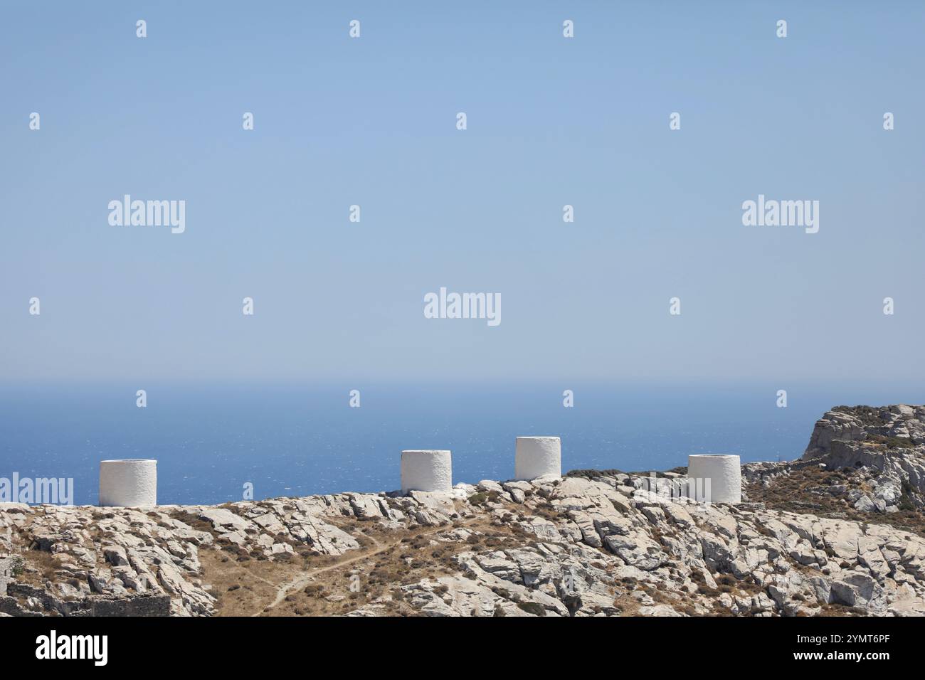24 luglio 2022, Chora, Egeo meridionale, Grecia: I mulini a vento di Chora, Amorgos, Grecia e il Mar Mediterraneo sono raffigurati. Una tranquilla isola delle Cicladi mal servita dai traghetti e trascurata dai turisti fino alla fine degli anni '1980, l'isola greca di Amorgos divenne molto popolare tra i turisti dal 1988 in poi. Quell'anno, è stato distribuito il film francese The Big Blue (le Grand Bleu), diretto da Luc Besson. Vendette 9,2 milioni di biglietti e divenne il film più venduto dell'anno al botteghino francese. Girato su Amorgos, ha dato all'isola una grande pubblicità. Nel 2021, 80.400 turisti hanno visitato Foto Stock