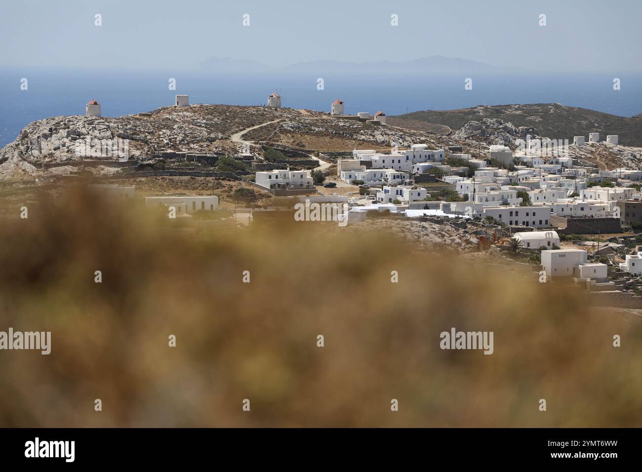 Il villaggio di Chora, Amorgos, Grecia, utilizzato come sfondo per il film il grande Blu di Luc Besson, le sue colline, i mulini a vento e il mare Mediterraneo sono ritratti. Una tranquilla isola delle Cicladi mal servita dai traghetti e trascurata dai turisti fino alla fine degli anni '1980, l'isola greca di Amorgos divenne molto popolare tra i turisti dal 1988 in poi. Quell'anno, è stato distribuito il film francese The Big Blue (le Grand Bleu), diretto da Luc Besson. Vendette 9,2 milioni di biglietti e divenne il film più venduto dell'anno al botteghino francese. Girato su Amorgos, ha dato all'isola una grande pubblicità Foto Stock