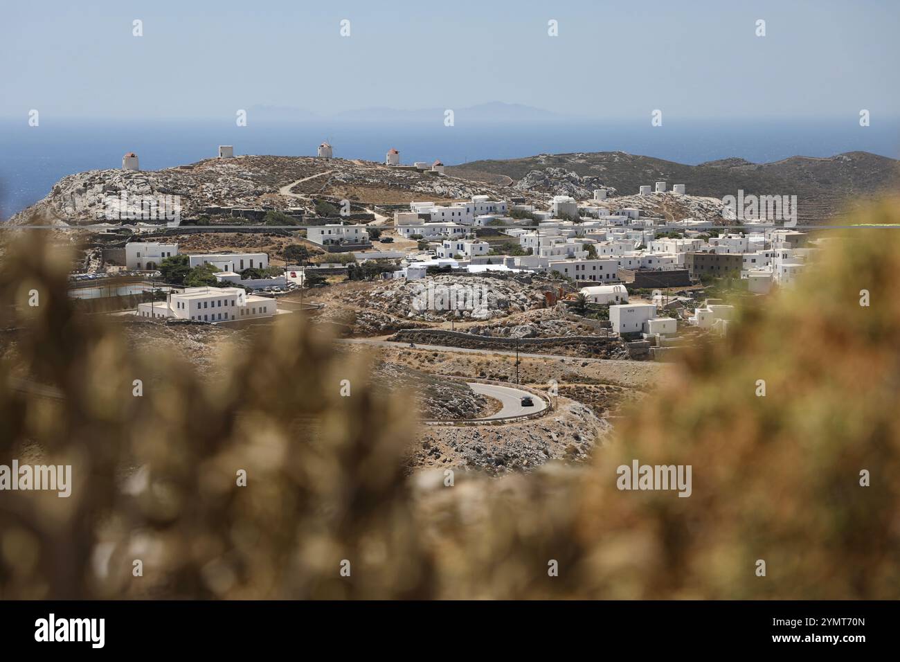 24 luglio 2022, Chora, Egeo meridionale, Grecia: Il villaggio di Chora, Amorgos, Grecia, utilizzato come sfondo per il film il grande Blu di Luc Besson, le sue colline, i mulini a vento e il Mar Mediterraneo sono ritratti. Una tranquilla isola delle Cicladi mal servita dai traghetti e trascurata dai turisti fino alla fine degli anni '1980, l'isola greca di Amorgos divenne molto popolare tra i turisti dal 1988 in poi. Quell'anno, è stato distribuito il film francese The Big Blue (le Grand Bleu), diretto da Luc Besson. Vendette 9,2 milioni di biglietti e divenne il film più venduto dell'anno al botteghino francese. Girato su Amorgos, Foto Stock