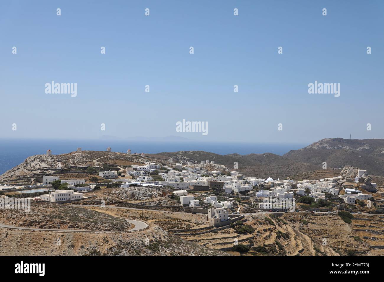 24 luglio 2022, Chora, Egeo meridionale, Grecia: Il villaggio di Chora, Amorgos, Grecia, utilizzato come sfondo per il film il grande Blu di Luc Besson, le sue colline, i mulini a vento e il Mar Mediterraneo sono ritratti. Una tranquilla isola delle Cicladi mal servita dai traghetti e trascurata dai turisti fino alla fine degli anni '1980, l'isola greca di Amorgos divenne molto popolare tra i turisti dal 1988 in poi. Quell'anno, è stato distribuito il film francese The Big Blue (le Grand Bleu), diretto da Luc Besson. Vendette 9,2 milioni di biglietti e divenne il film più venduto dell'anno al botteghino francese. Girato su Amorgos, Foto Stock