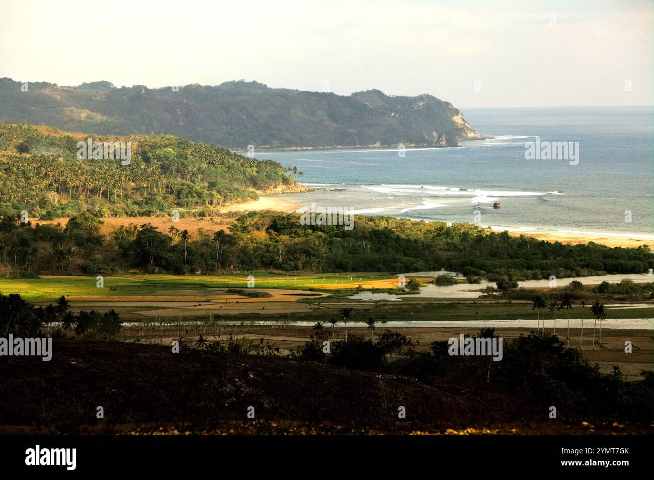 Una vista distante della spiaggia di MAROSI e delle colline costiere adiacenti a Lamboya, Sumba Occidentale, Nusa Tenggara Orientale, Indonesia. Foto Stock