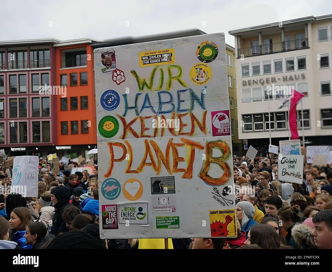 Stoccarda, Germania, 19 marzo 2019. Migliaia di persone protestano nella città tedesca di Stoccarda come parte di una campagna globale che chiede un'azione sul cambiamento climatico. I manifestanti portavano striscioni come "non c'è nessun pianeta B" e "stai distruggendo il nostro futuro" per evidenziare la necessità di una risposta adeguata al cambiamento climatico e per chiedere un'azione da parte dei leader mondiali sulla questione. Gli studenti di più di 120 paesi hanno marciato per le strade venerdì in una protesta globale contro il cambiamento climatico per sottolineare l'urgenza di un'azione per combattere il cambiamento climatico, che ritengono minaccia la sicurezza Foto Stock