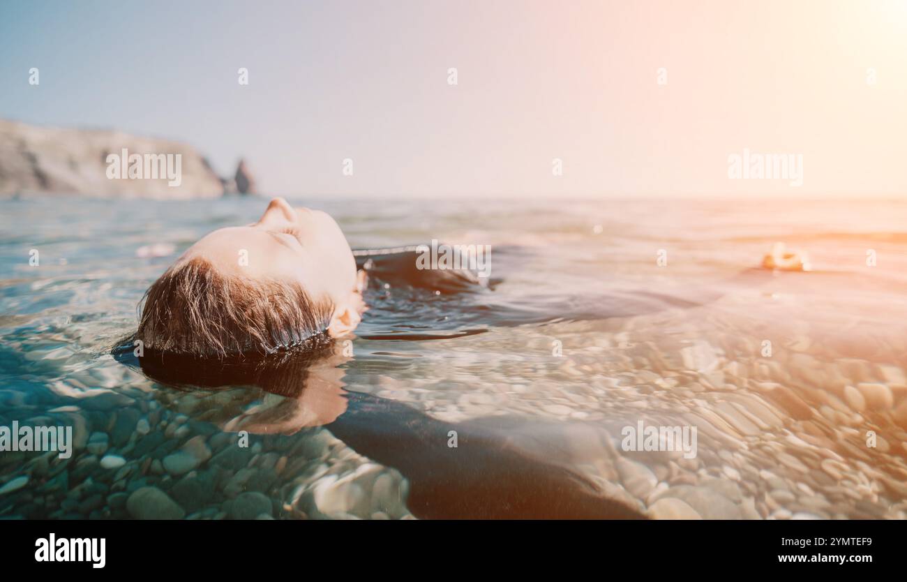 Terapia rilassante galleggiante per donne nel Mar morto Foto Stock