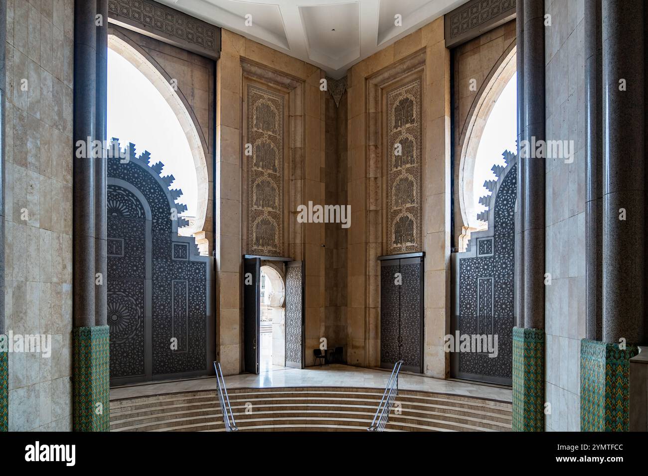 Casablanca, Marocco - 25 marzo 2024: Vista della famosa seconda moschea di Hassan durante una giornata di pioggia Foto Stock
