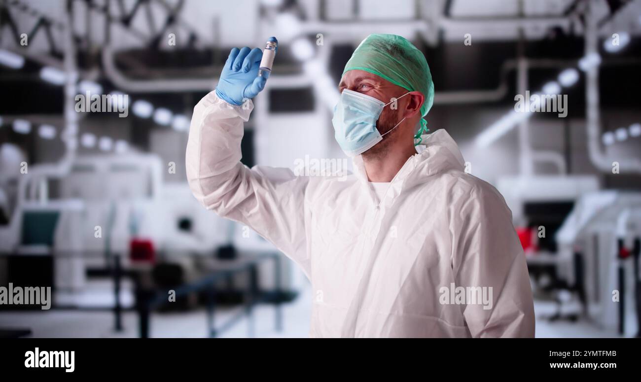 Lavoratore tecnico di produzione medica presso la fabbrica di vaccini Foto Stock