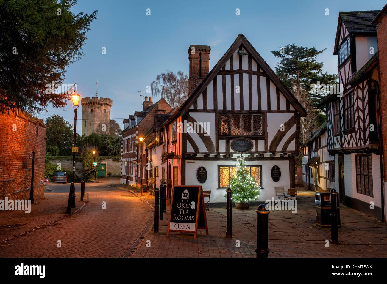 Sala da tè Thomas Oken. Edificio medievale bianco e nero incorniciato in legno Tudor al crepuscolo. Castle Street, Warwick, Warwickshire, Inghilterra Foto Stock