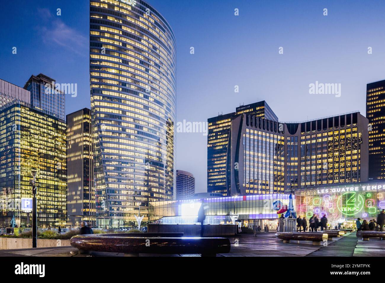 FRANCIA. HAUTS-DE-SEINE (92) QUARTIERE DELLA DIFESA DI LOS ANGELES DI NOTTE Foto Stock