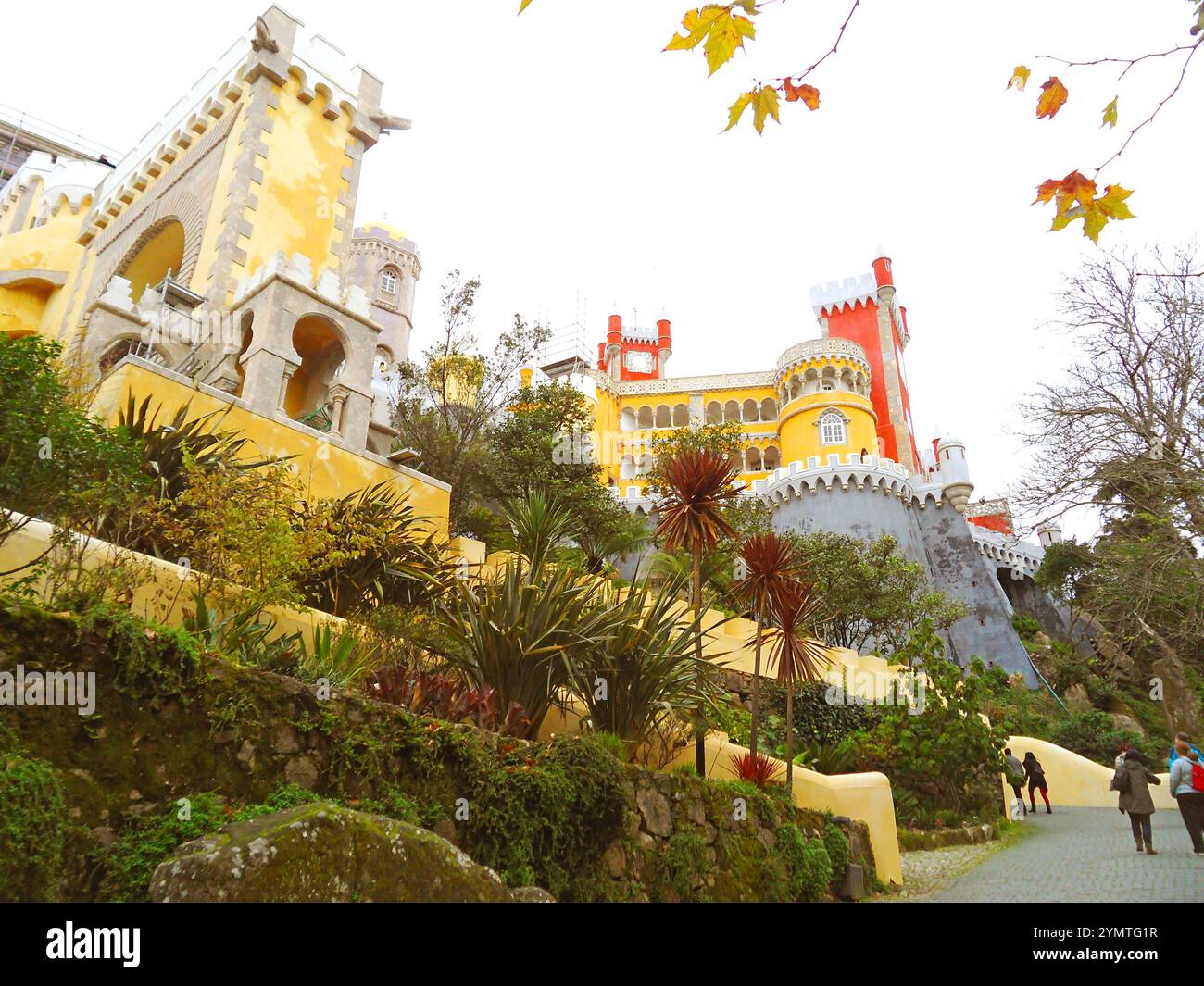 Il Palácio da pena, un iconico castello romanticista a Sao Pedro de Penaferrim, comune di Sintra, Riviera portoghese, Portogallo, Europa Foto Stock