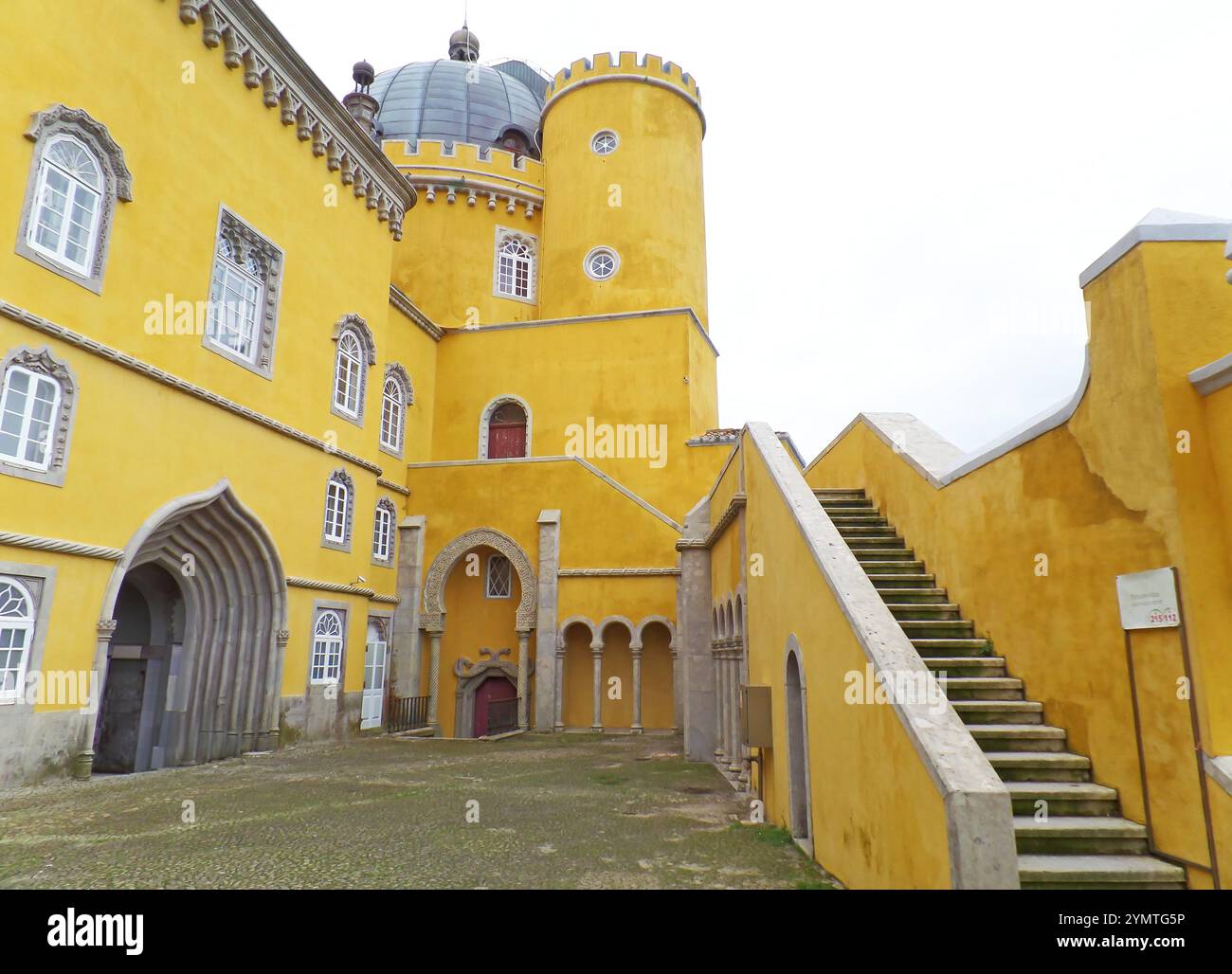 Splendido Palazzo da pena o Palacio da pena, una delle sette meraviglie del Portogallo nel comune di Sintra, Riviera portoghese, Europa Foto Stock