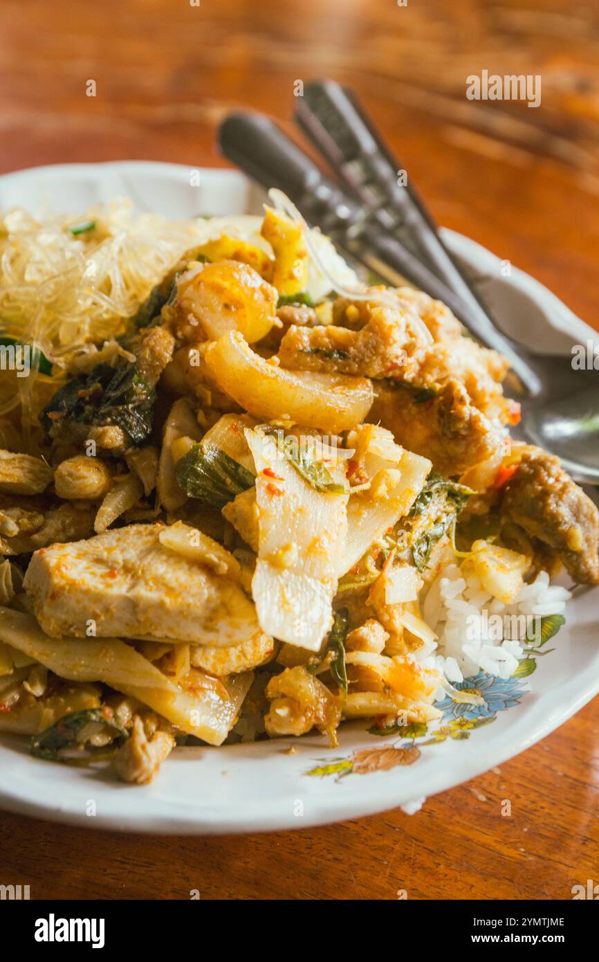 Cibo di strada a base di riso e curry in Thailandia per il concetto di Street food Asia Foto Stock