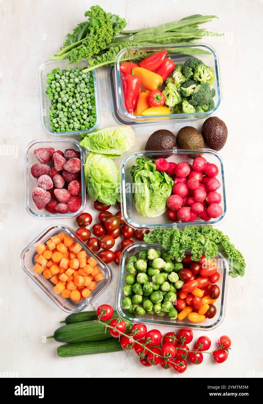 Contenitori in vetro con diversi prodotti freschi, come verdura e frutta, su uno sfondo chiaro. Vista dall'alto. Foto Stock