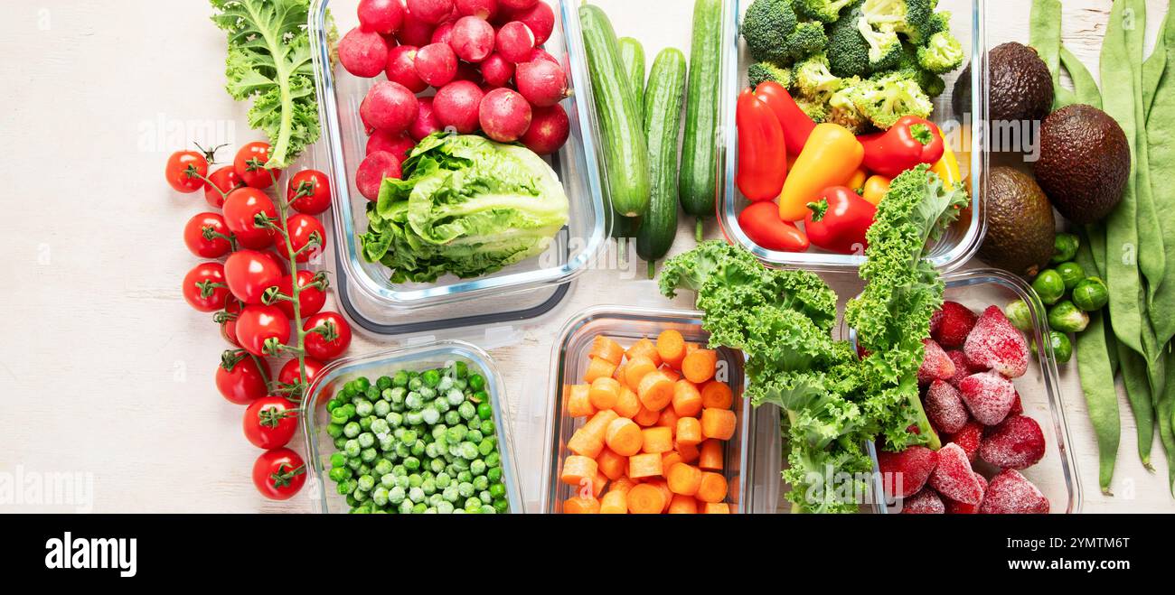 Contenitori in vetro con diversi prodotti freschi, come verdura e frutta, su uno sfondo chiaro. Vista dall'alto. Panorama con spazio di copia. Foto Stock