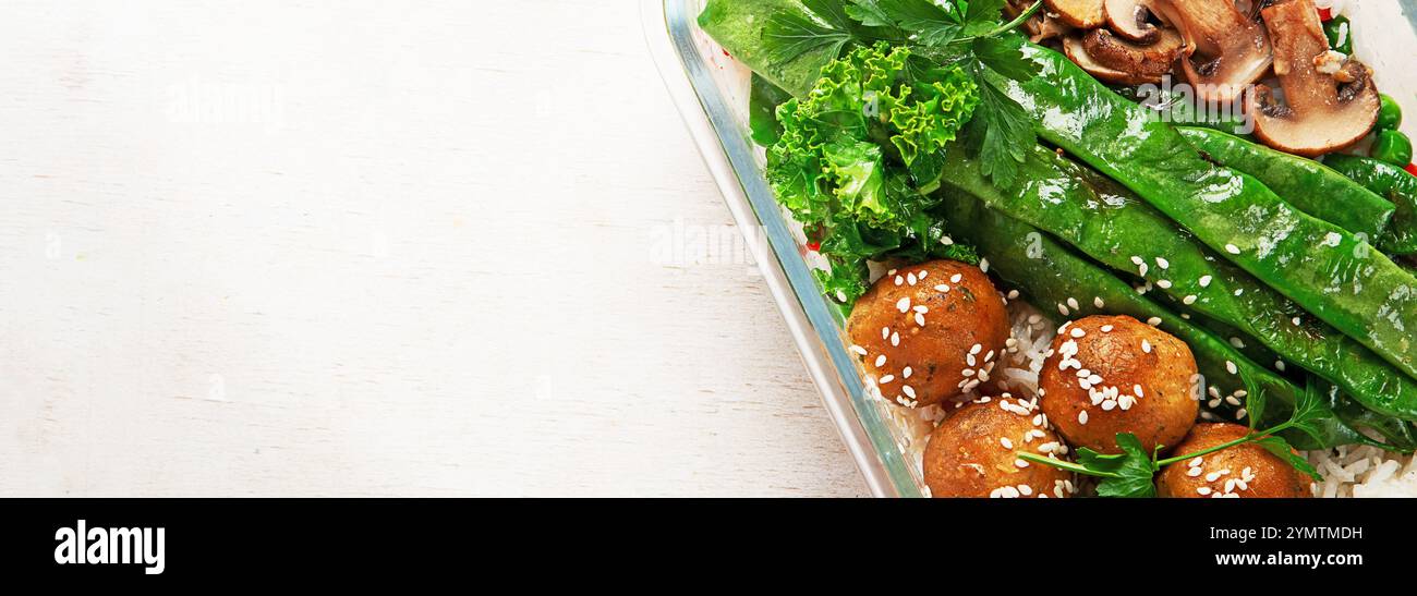 Contenitori colorati per la preparazione dei pasti pieni di sano pasto vegano. vista dall'alto, disposizione piatta, spazio di copia Foto Stock