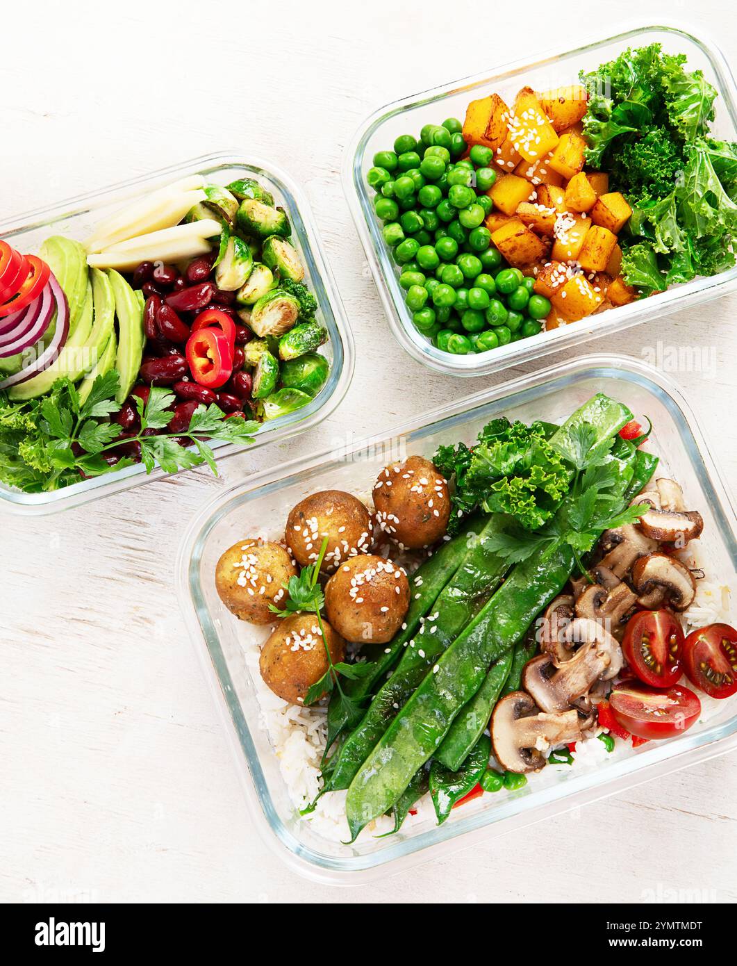 Contenitori colorati per la preparazione dei pasti pieni di sano pasto vegano. vista dall'alto, disposizione piatta, spazio di copia Foto Stock