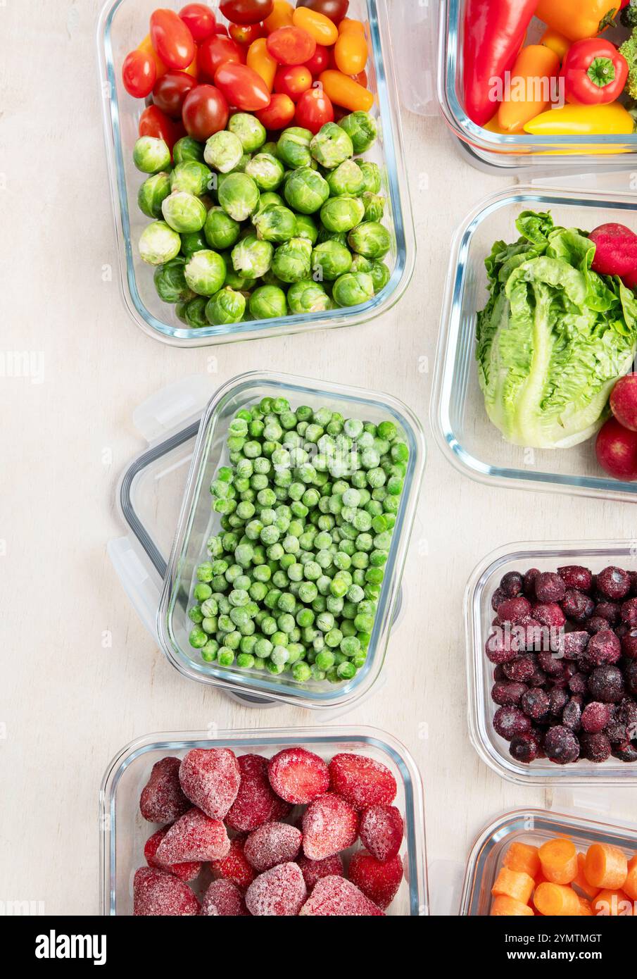 Contenitori in vetro con diversi prodotti freschi, come verdura e frutta, su uno sfondo chiaro. Vista dall'alto. Copia spazio. Foto Stock
