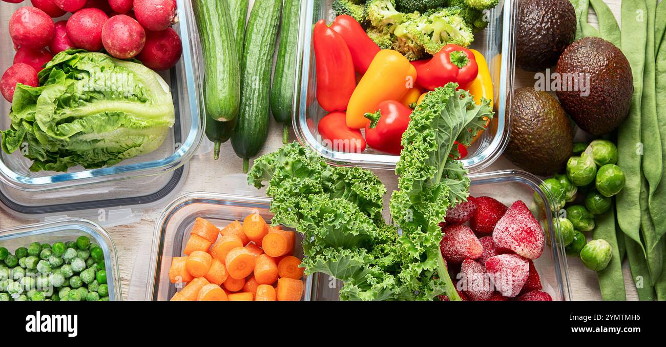 Contenitori in vetro con diversi prodotti freschi, come verdura e frutta, su uno sfondo chiaro. Vista dall'alto. Panorama. Foto Stock
